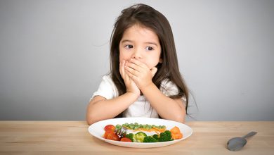 小孩食飯