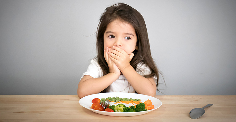 小孩食飯