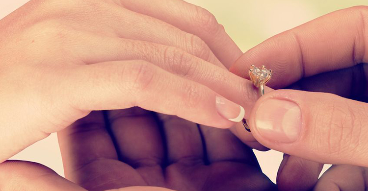 給女兒：沒有該結婚的年齡，再晚也要嫁給愛情