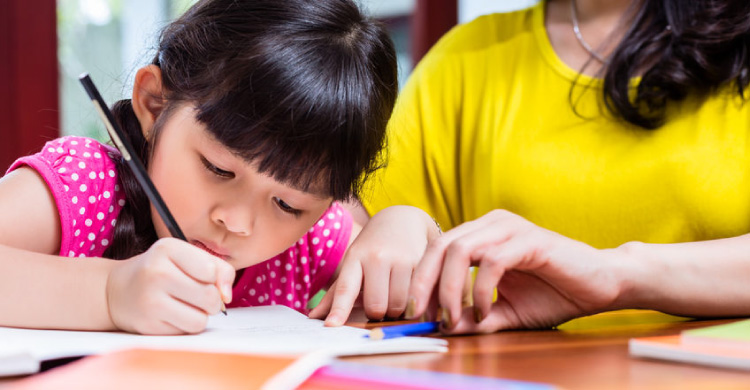 陪孩子寫功課時，藤條和橡皮擦最好都別拿？