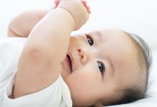為何初生嬰兒不建議睡枕頭？