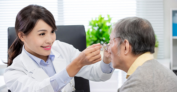 哪些徵兆可察覺長輩可能有白內障？若需手術又該注意什麼？