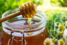 「假蜜」又可分為「完全使用高果糖糖漿調製」、「真蜂蜜摻入高果糖糖漿」、「蜜蜂食用糖水產出的蜂蜜」、「產地、蜜源造假」等四類，但消費者可簡單辨識出的只有第一類。