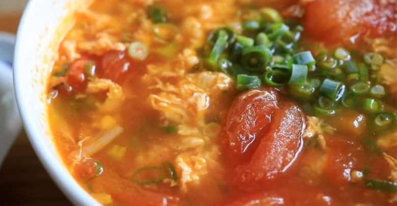 這道營養又簡單的番茄蛋花湯，媽媽們一定要試試看！