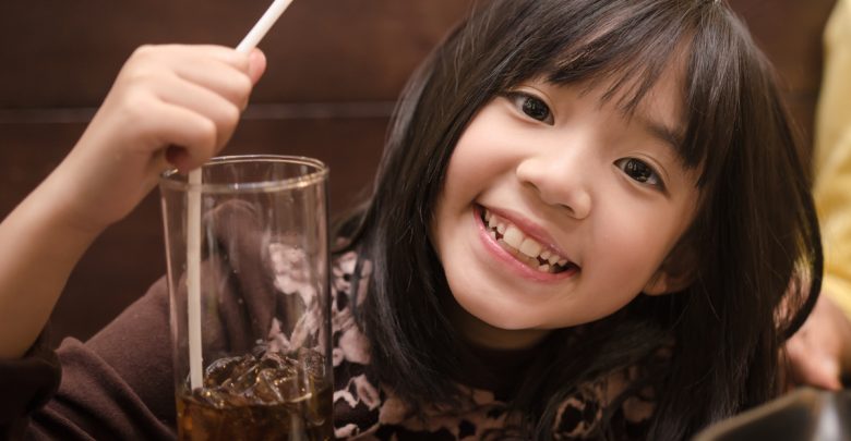 一杯含糖飲料，生長激素停機2小時，當心孩子越喝越矮！