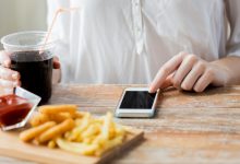 研究：吃飯分心滑手機，更容易選擇肥胖食物，多吃15%熱量！