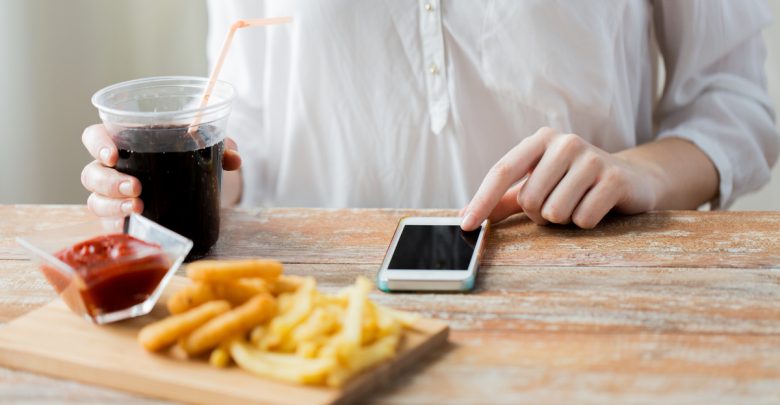 研究：吃飯分心滑手機，更容易選擇肥胖食物，多吃15%熱量！