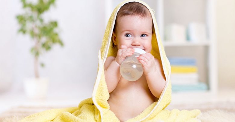嬰兒需要額外補充水分嗎？三個指標判斷該不該喝水