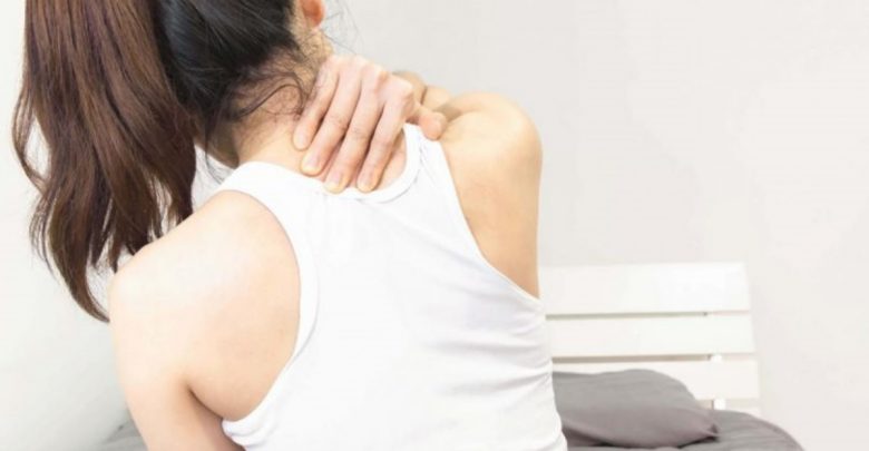 脖子痠痛、腳無力莫輕忽!「頸椎長骨刺」起因於這日常行為