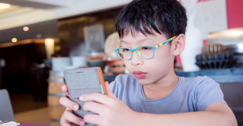 離開手機大喊無聊！擔心孩子網路成癮，爸媽該怎麼辦？