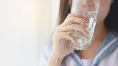 不愛喝水有麻煩！恐唾液腺結石