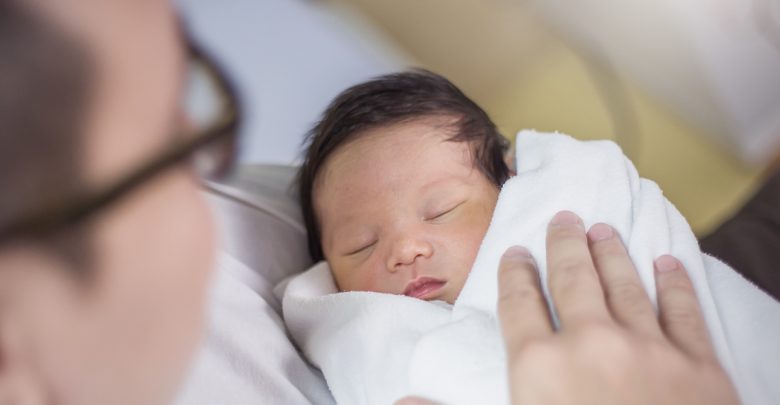 孩子哭就搖一搖？錯！人人都愛抱嬰兒，但這樣做恐致腦損傷