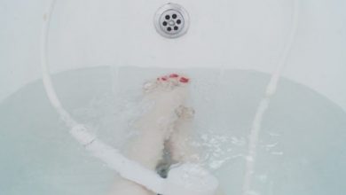15歲少女邊泡澡邊滑充電中手機，不慎掉入浴缸被電死