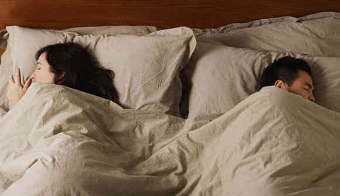 「分房睡」夫妻變得像陌生人？專家：應釐清婚姻的五個性迷思
